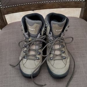 Lowa Womens Renegade hiking boots